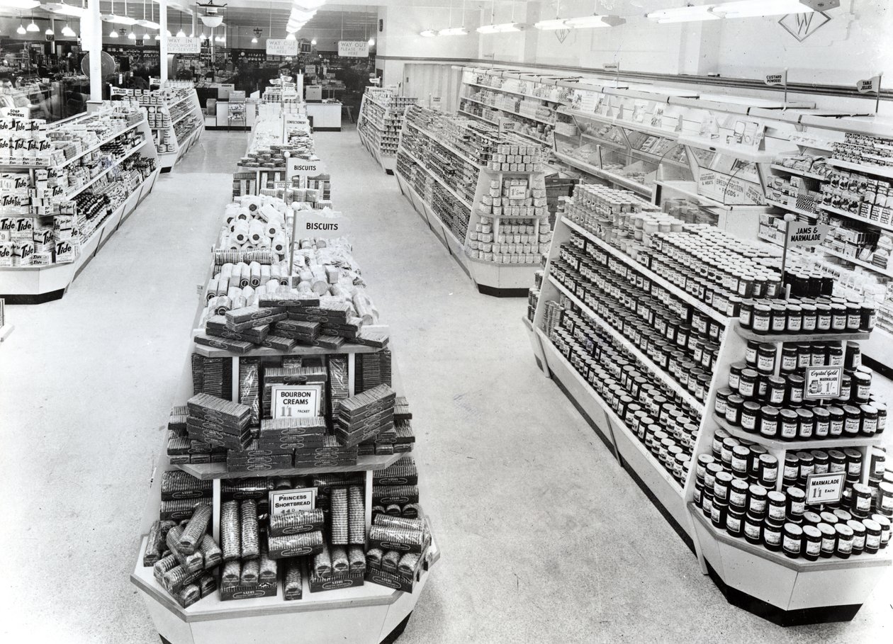 Interiér obchodu Woolworths, 1956 od English Photographer