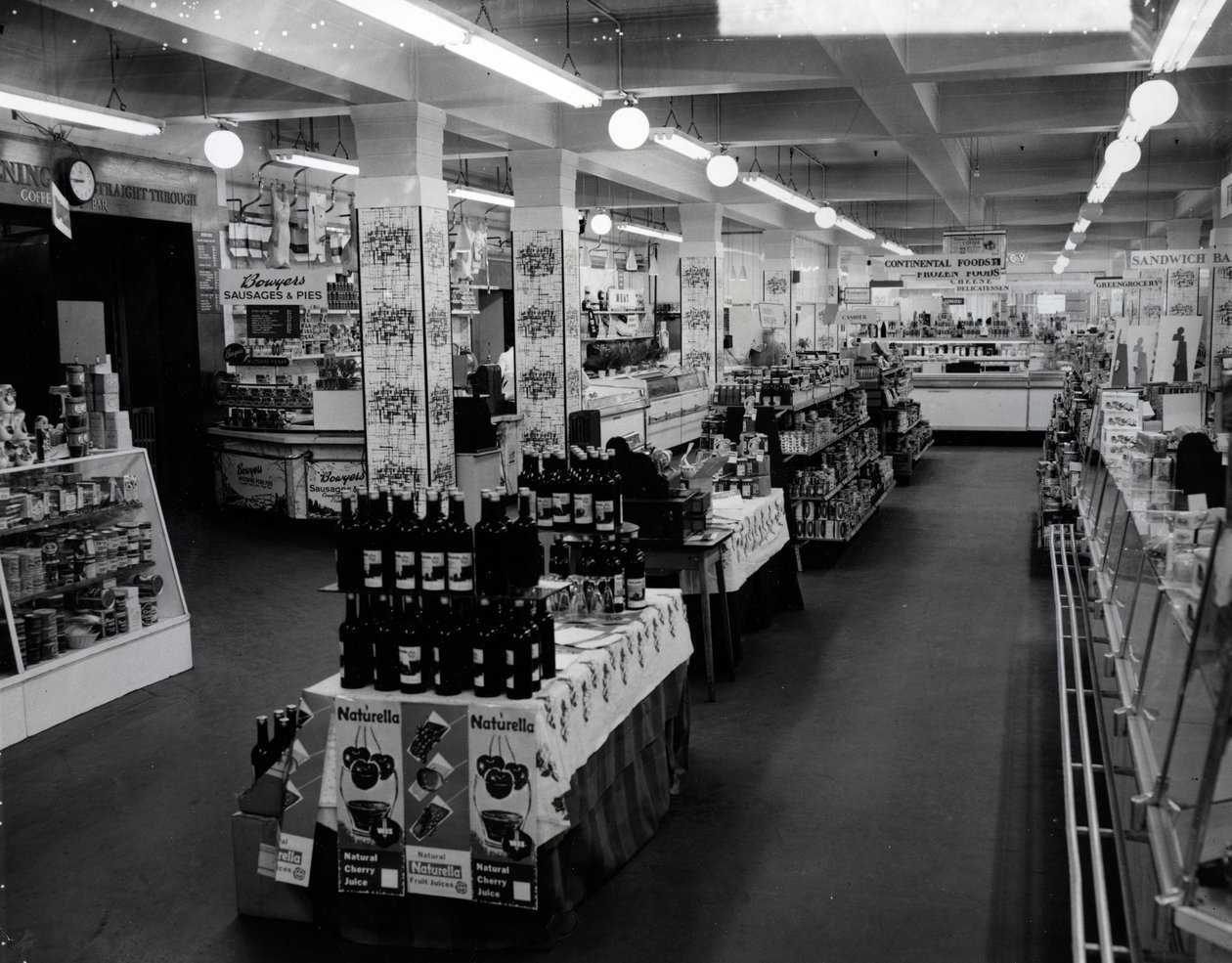 Interiér obchodu Woolworths, 1956 od English Photographer