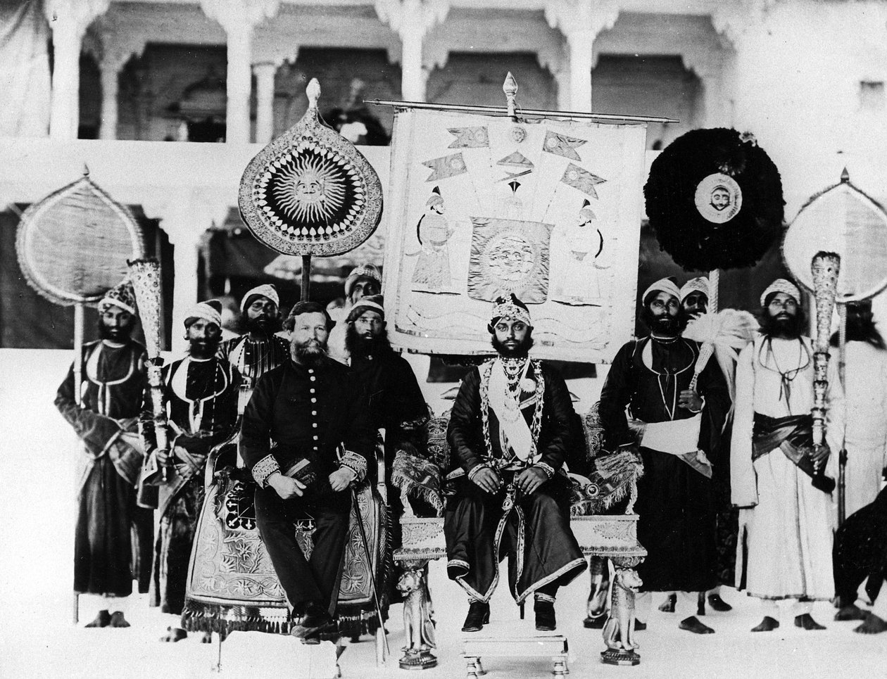 Investitura maharana z Udaipuru s hvězdou Indie, 1871 od English Photographer