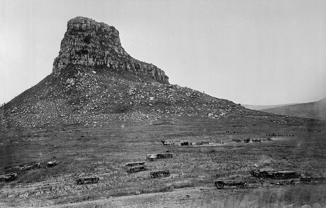 Isandhlwana přes nek, z alba 43 fotografií sestaveného Georgem Froomem z 94. pluku během války Zuluů, kolem roku 1879 od English Photographer