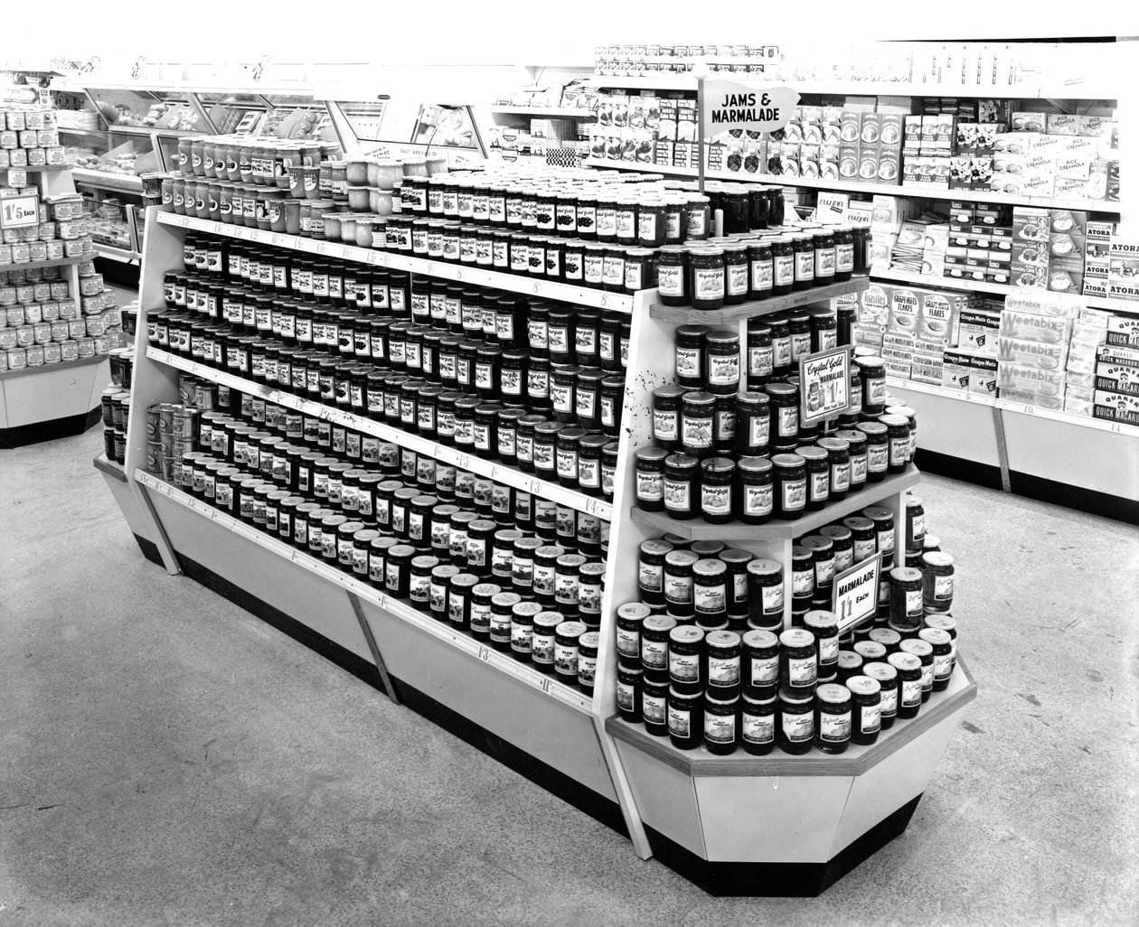 Ulička s džemem a marmeládou, obchod Woolworths, 1956 od English Photographer