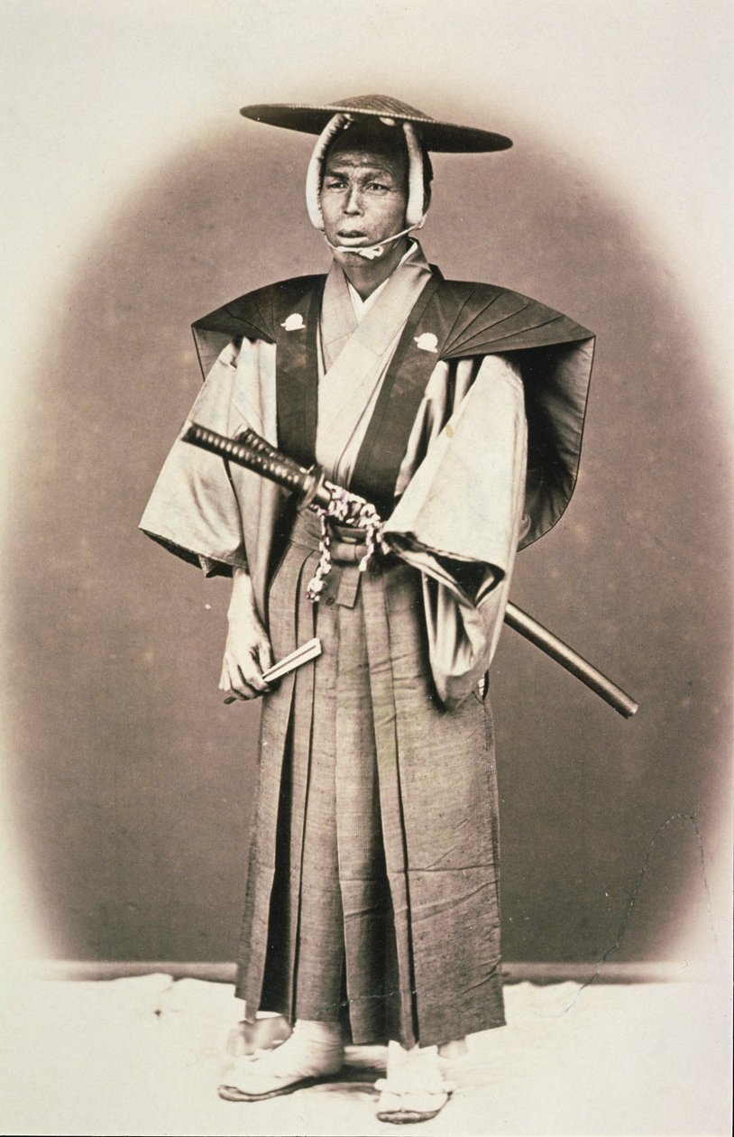Japonský soudní úředník nebo samuraj, kolem 70. let 19. století (ručně barevný tisk z bílků) od English Photographer