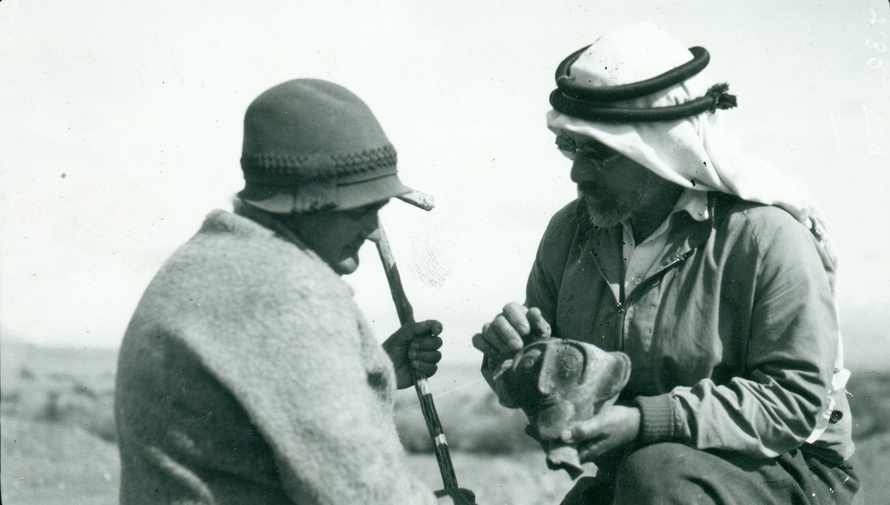 John Garstang ukazuje kus hrnčířského kalichu Yahudieh Ware paní Garstangové, 1930 od English Photographer
