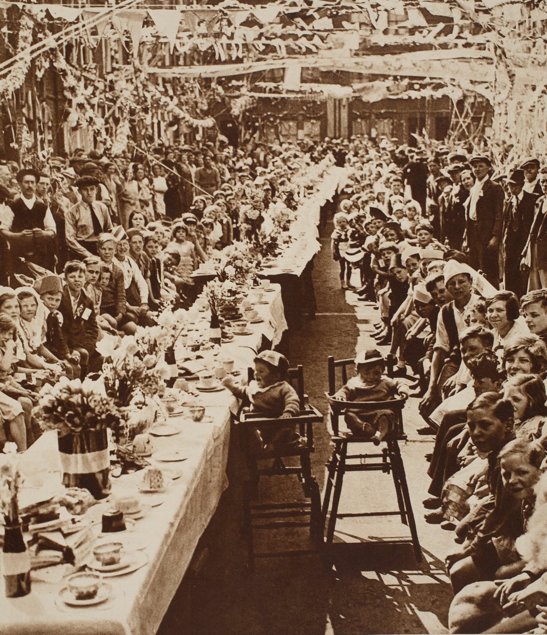 Jubilejní čajový dýchánek pro děti v Orville Road, Battersea, 1935 od English Photographer