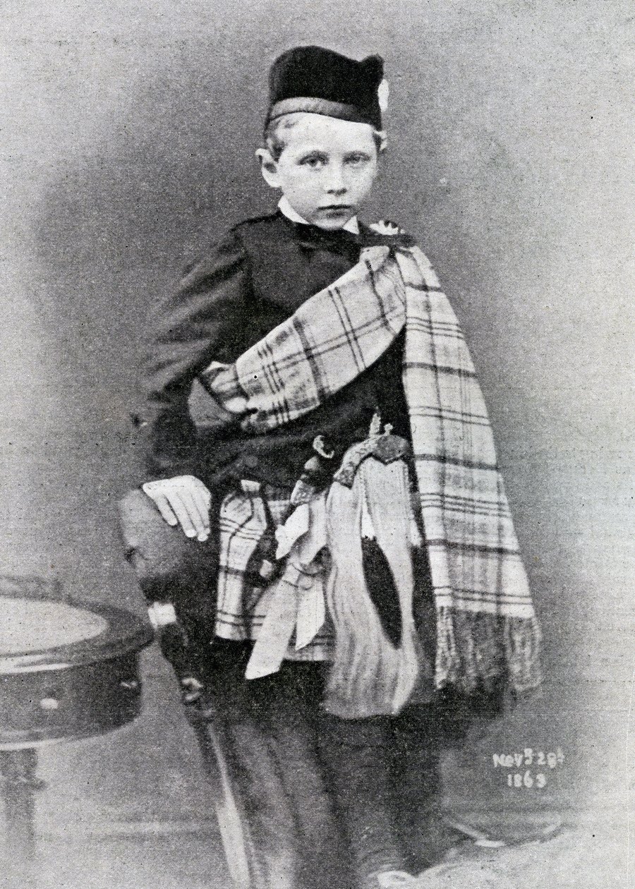 Kaiser Wilhelm II fotografoval ve věku 4 let v kiltu nošeném na svatbu svého strýce Edwarda, prince z Walesu s princeznou Alexandrou z Dánska, 1863 od English Photographer