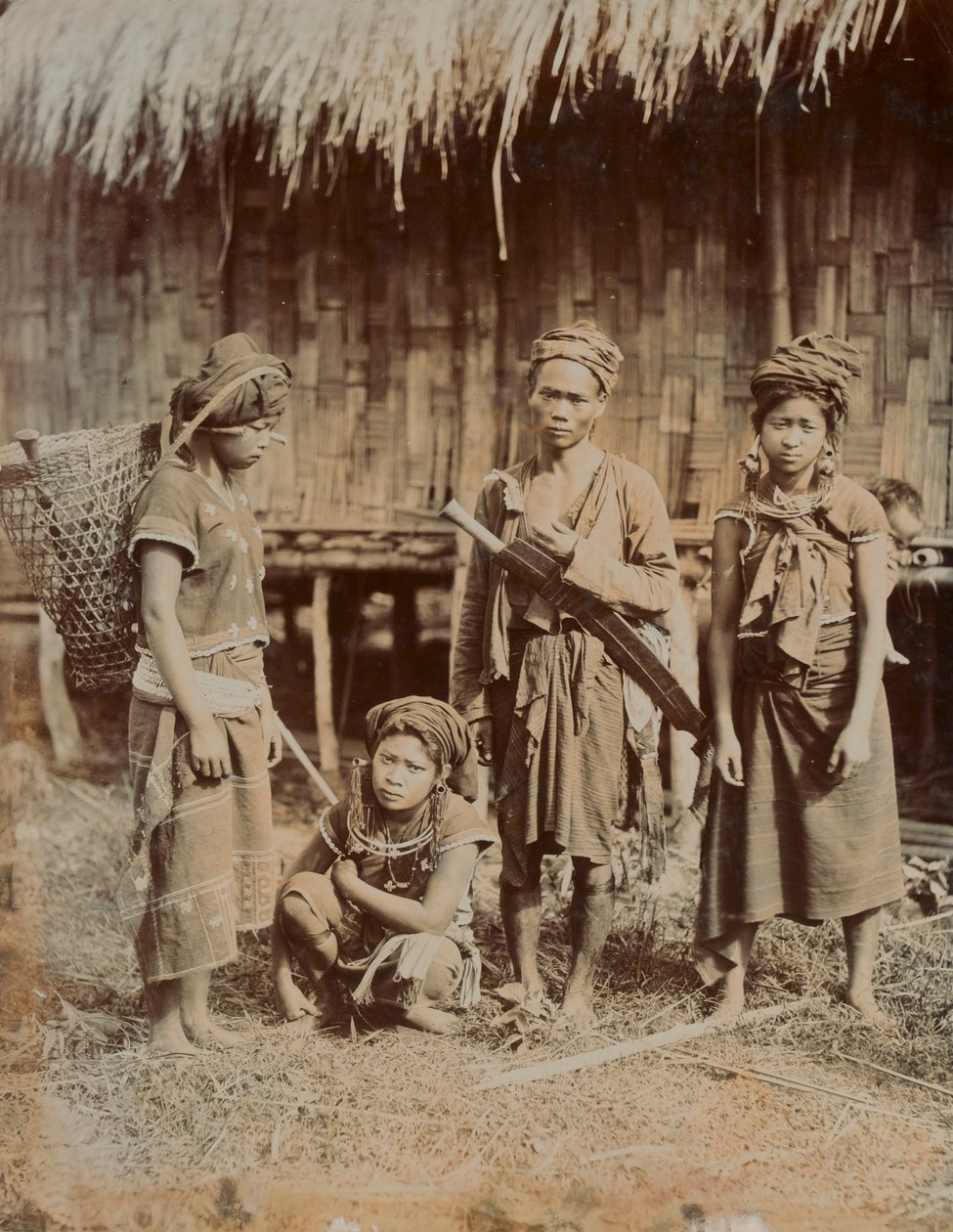 Kanon, gentleman a tři dámy, 1905 od English Photographer