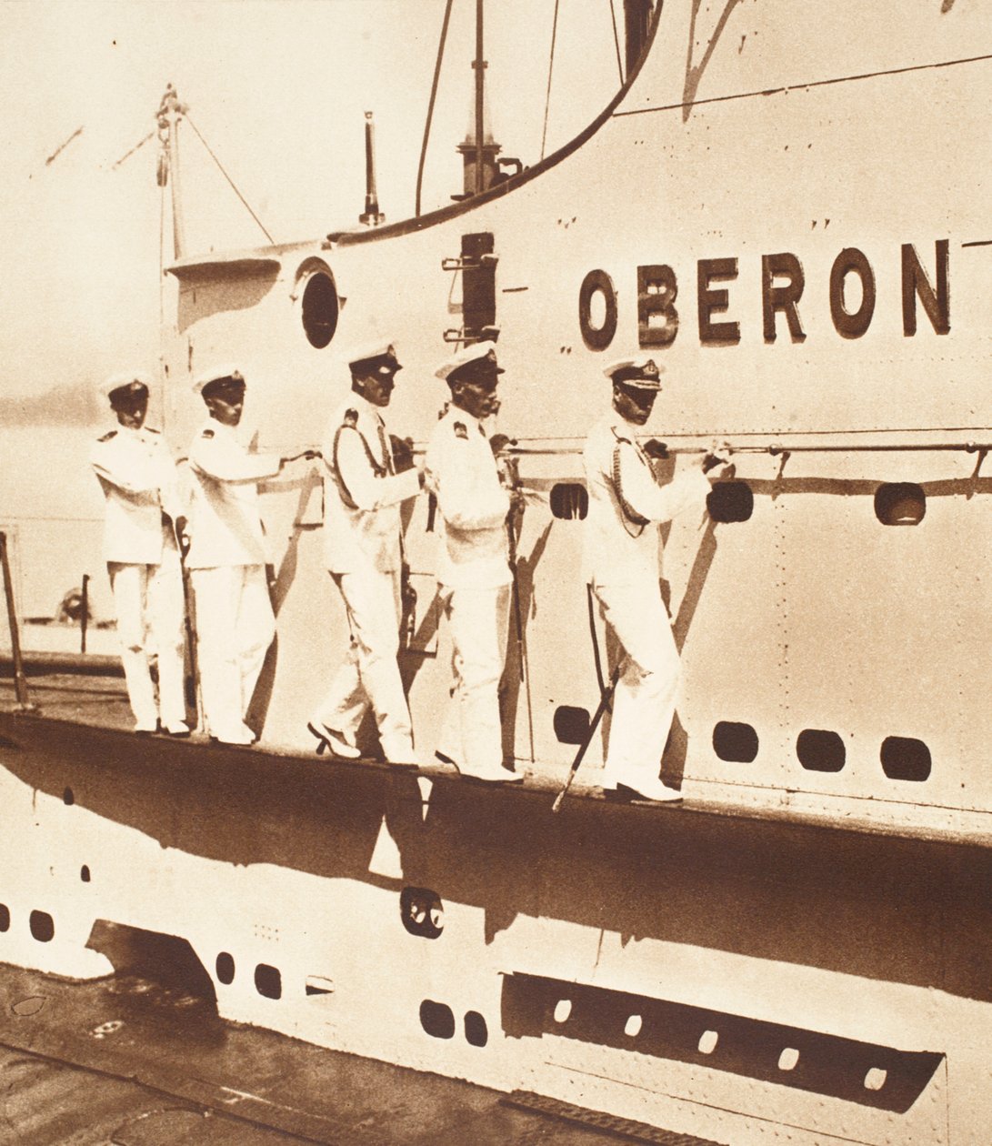 Král Edward VIII. na palubě ponorky, procházející kolem velitelské věže H.M.S. Oberon od English Photographer