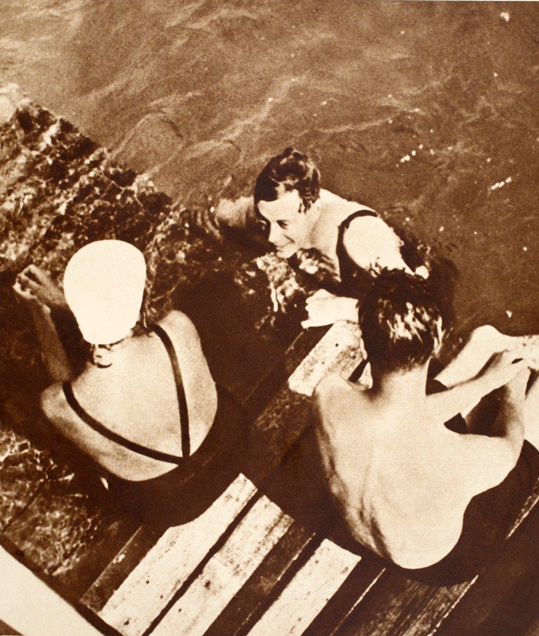 Král Eduard VIII. s přáteli na voru, Riviéra, 1933 od English Photographer
