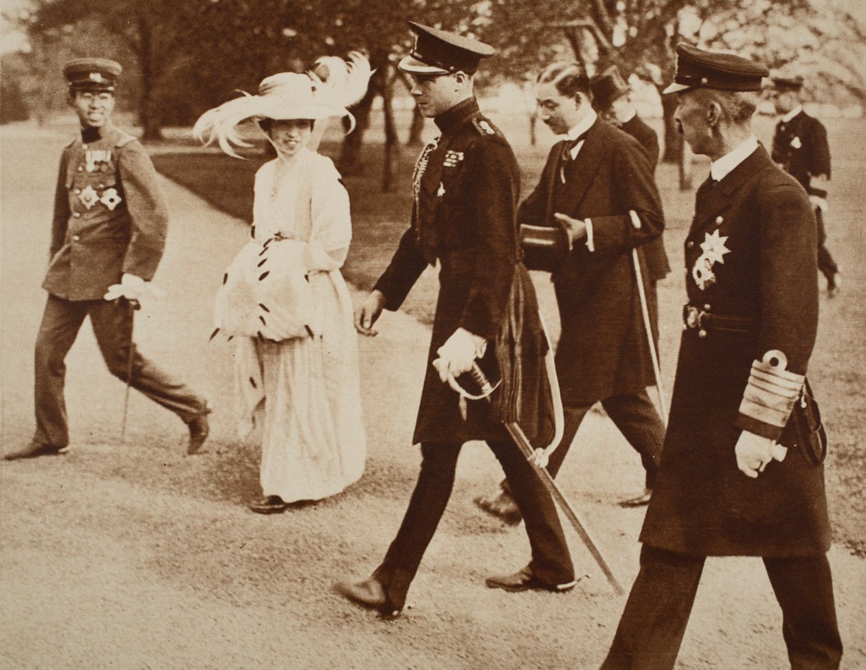 Král Edward VIII s japonskou císařovnou a korunním princem v Japonsku, 1922 od English Photographer