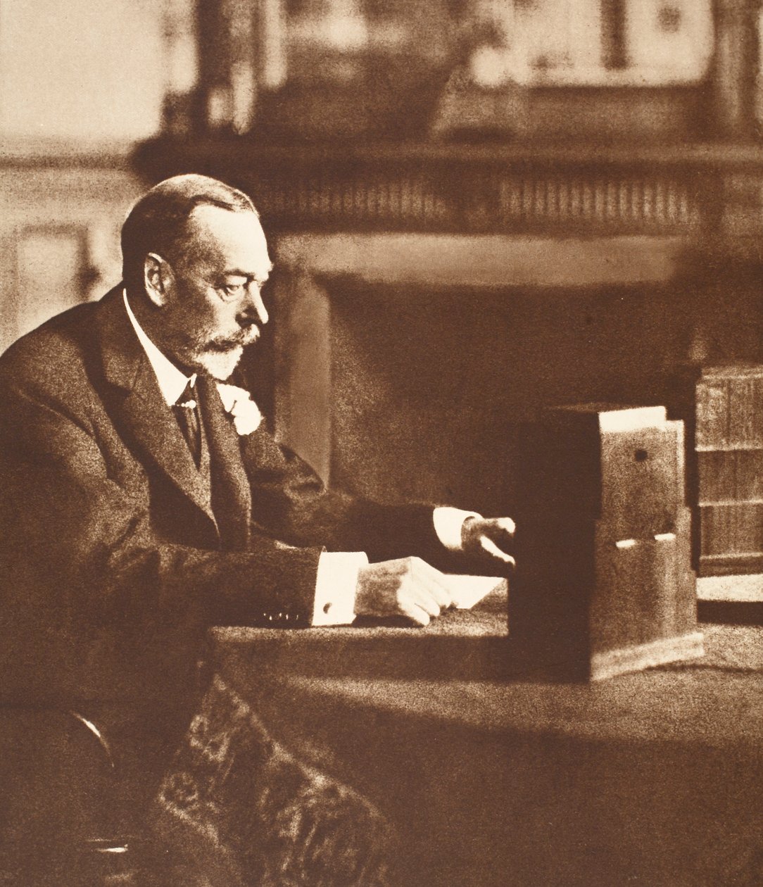 King George Broadcasting to the Empire na Štědrý den v Sandringhamu, 1935 od English Photographer