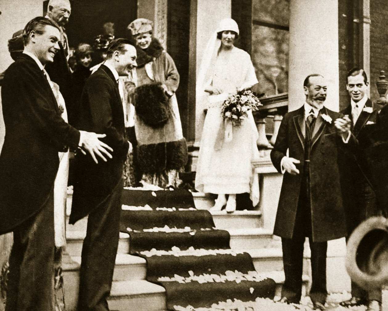 Král George mává sbohem princezně Maud, dceři princezny Royal, když odjíždí na líbánky s lordem Carnegiem, 1923 od English Photographer