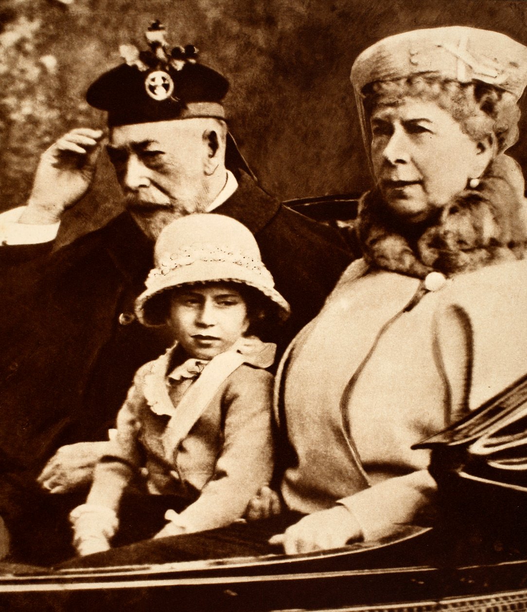 King George a Queen Mary Driving to Church se svou vnučkou, princeznou Margaret, 30. léta od English Photographer