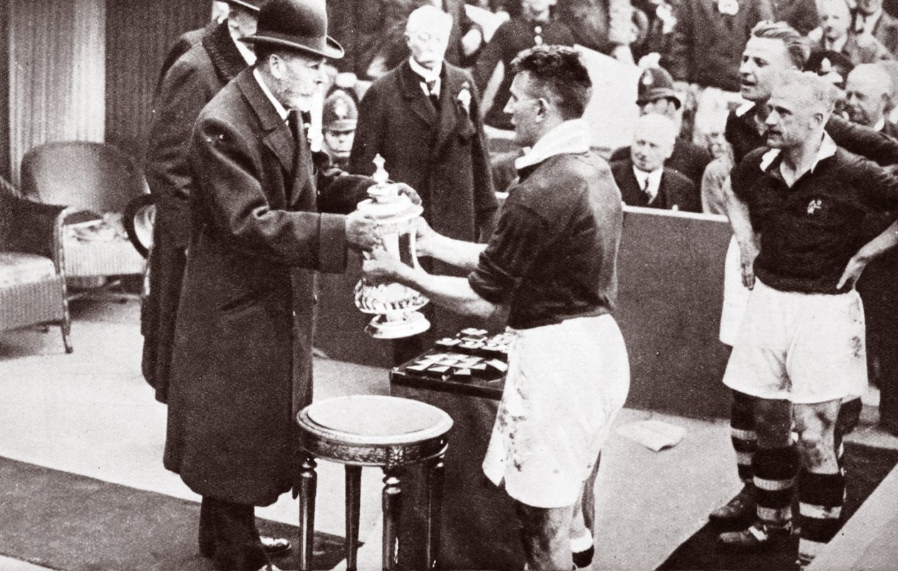 King George uděluje FA Cup od English Photographer