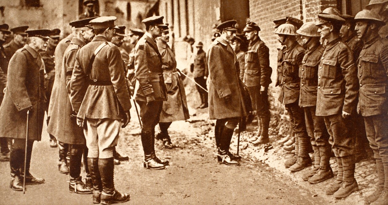 Král Jiří se 7. mld. Sherwood Foresters po Bullecourt, březen 1918 od English Photographer