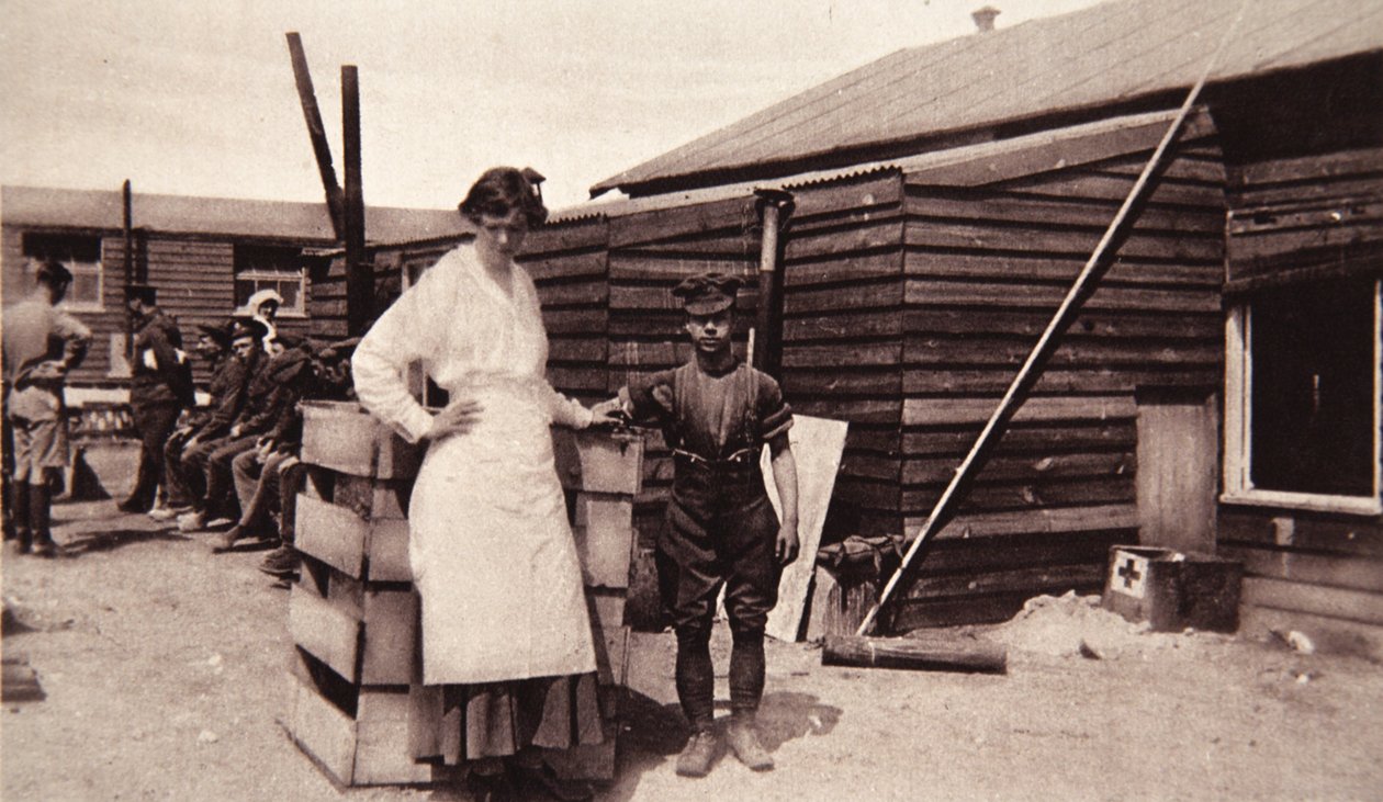 Podnik Lady Angelas: ve své lázni v dosahu děl, z The Illustrated War News, 1916 (sépiová fotografie) od English Photographer