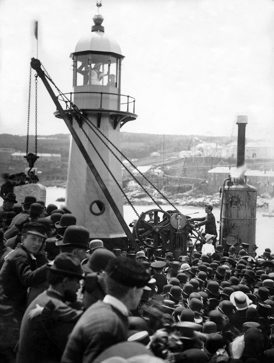 Položení posledního kamene rozšíření k Smeatons Pier, 1890 od English Photographer