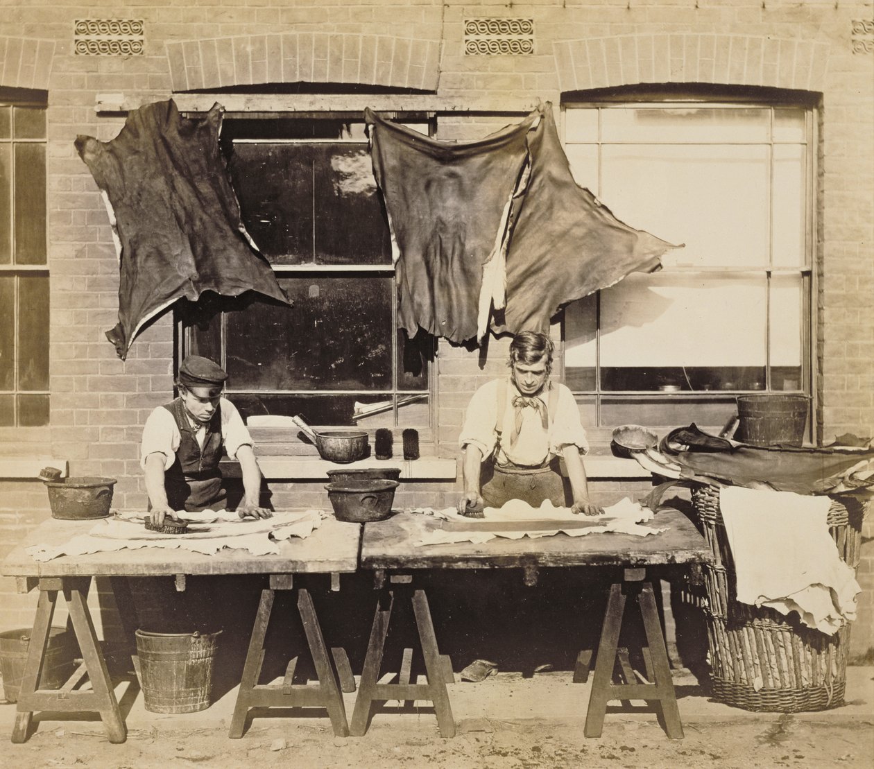 Barvení kůže pro výrobu rukavic, Bevington and Sons, 1861-62 (sépiová fotografie) (viz také 232992) od English Photographer