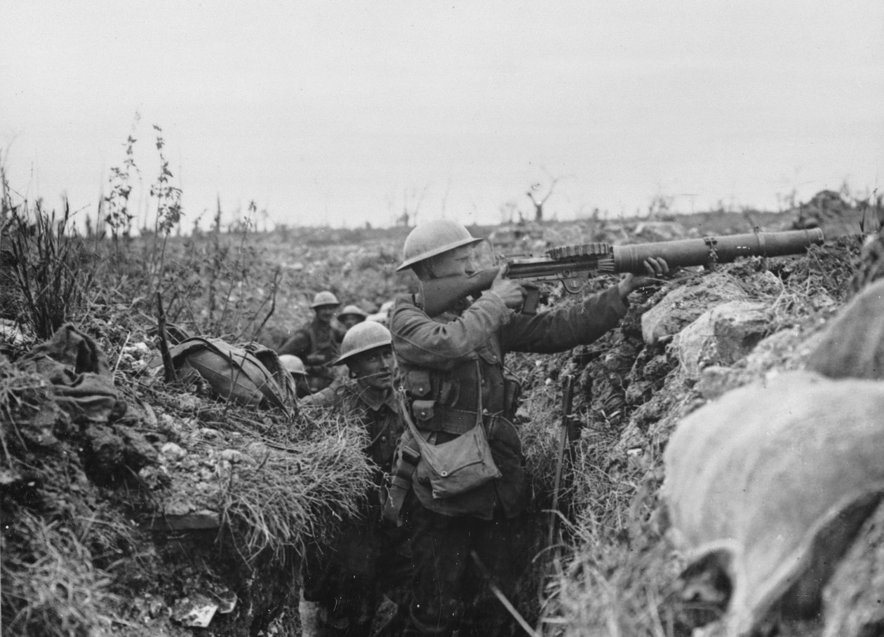 Střelec Lewis na palebném stupni zákopu, 1916-18 od English Photographer