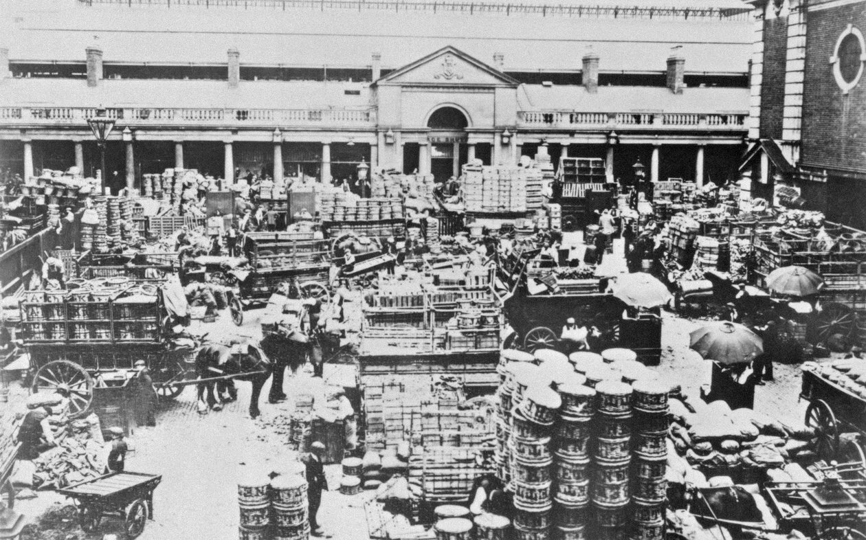 Nakládání ovoce na trhu Covent Garden, 1900 od English Photographer