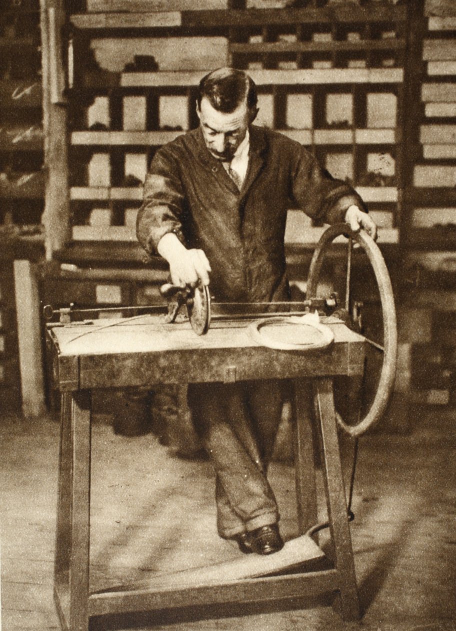 Zámečnické navíjení drátu do pružin, z Wonderful London, publikováno 1926-27 (fotohlubotisk) od English Photographer