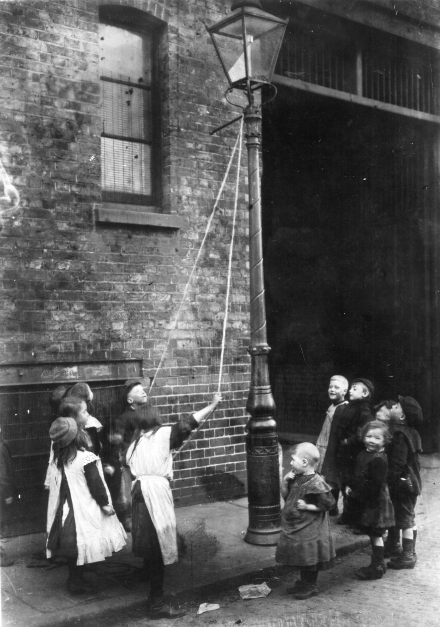 Londýnské slumy, kolem roku 1900 od English Photographer