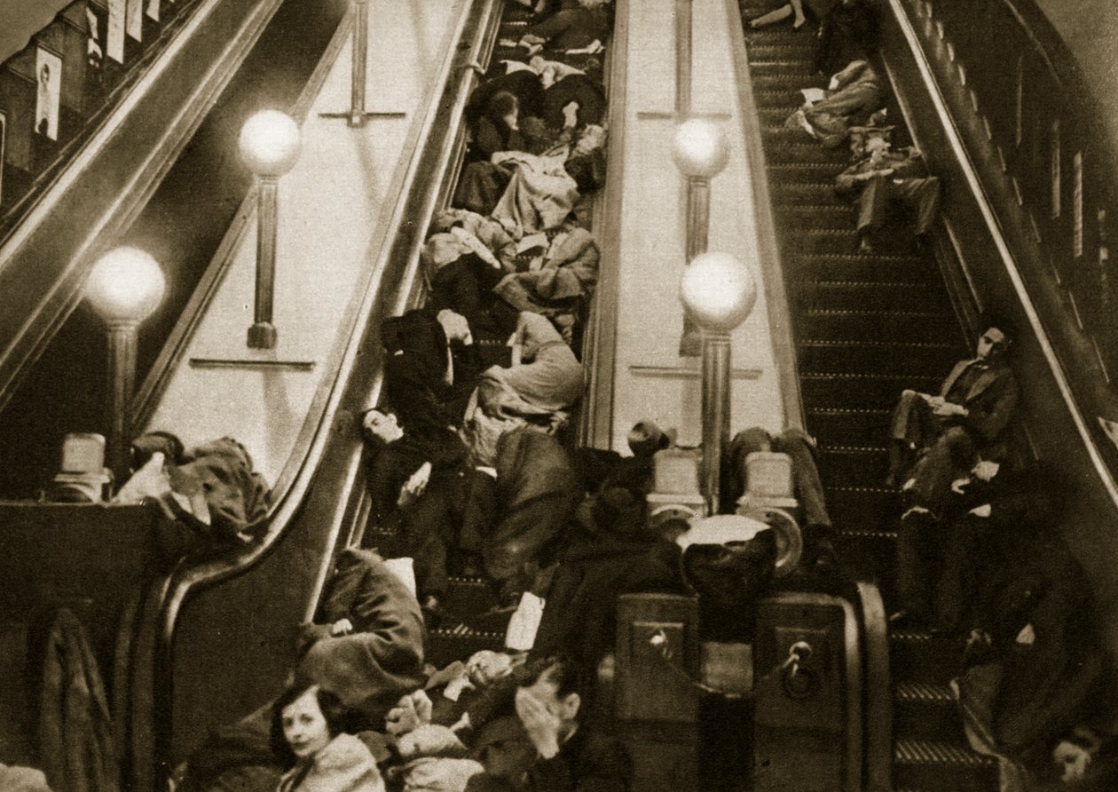Londýňané hledají úkryt před bombami v metru, 1940 od English Photographer