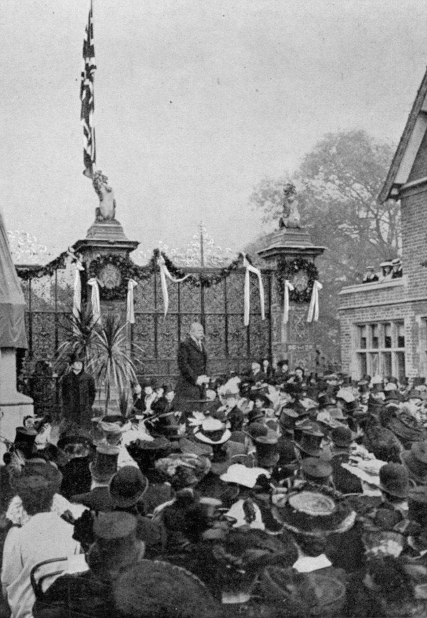 Lord Clarendon přednáší svůj projev z článku nazvaného Památník skvělého života: Socha Salisbury v Hatfieldu publikovaný v The Graphic, 27. října 1906 od English Photographer