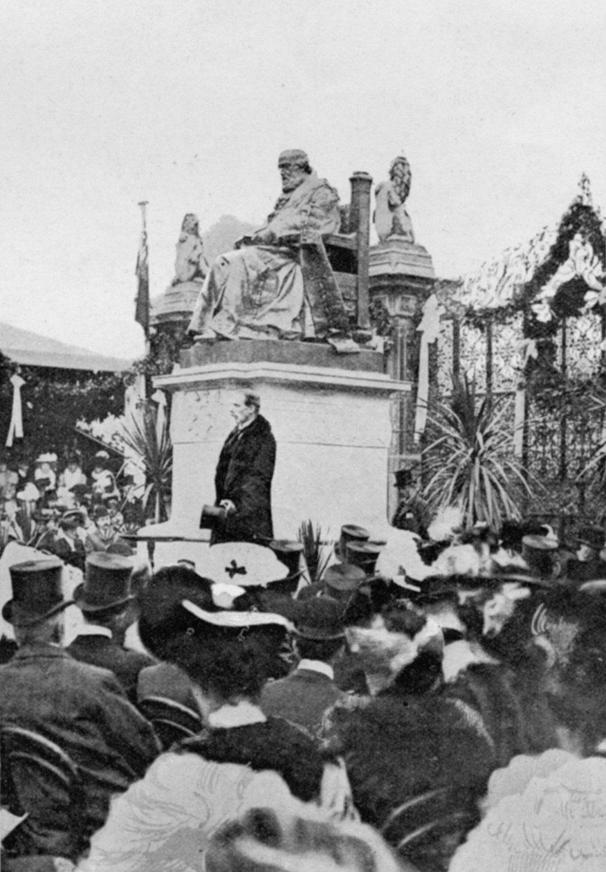 Lord Salisbury přijímá sochu z článku s názvem Památník skvělého života: Socha Salisbury v Hatfieldu publikovaném v The Graphic, 27. října 1906 od English Photographer