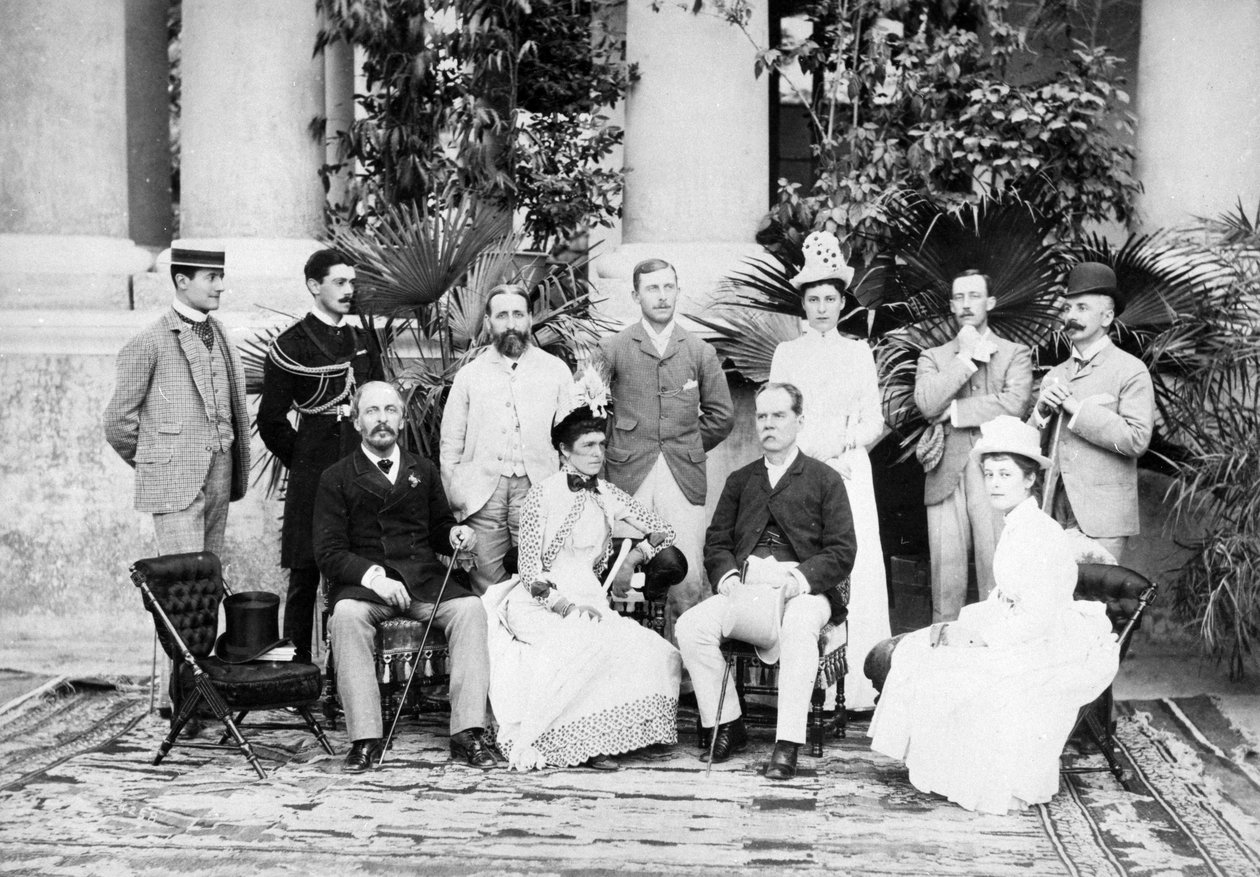 Lord a Lady Dufferin a skupina ve Viceregal Lodge, Shimla, c.1884-88 od English Photographer