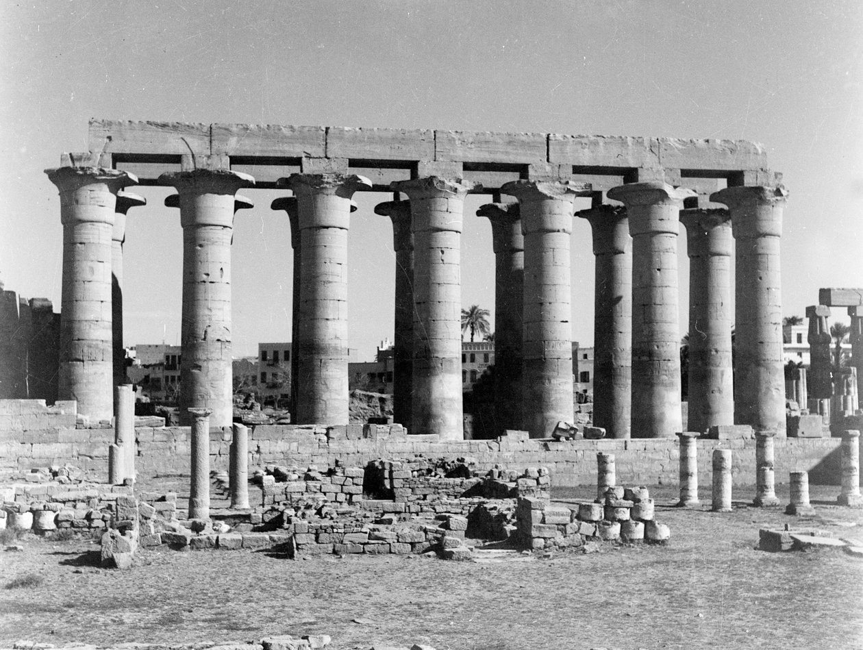 Lotosové sloupy, Luxorský chrám, z alba obsahujícího 206 fotografií, které sestavil major W.H.J. Prodej, 1940-43 od English Photographer