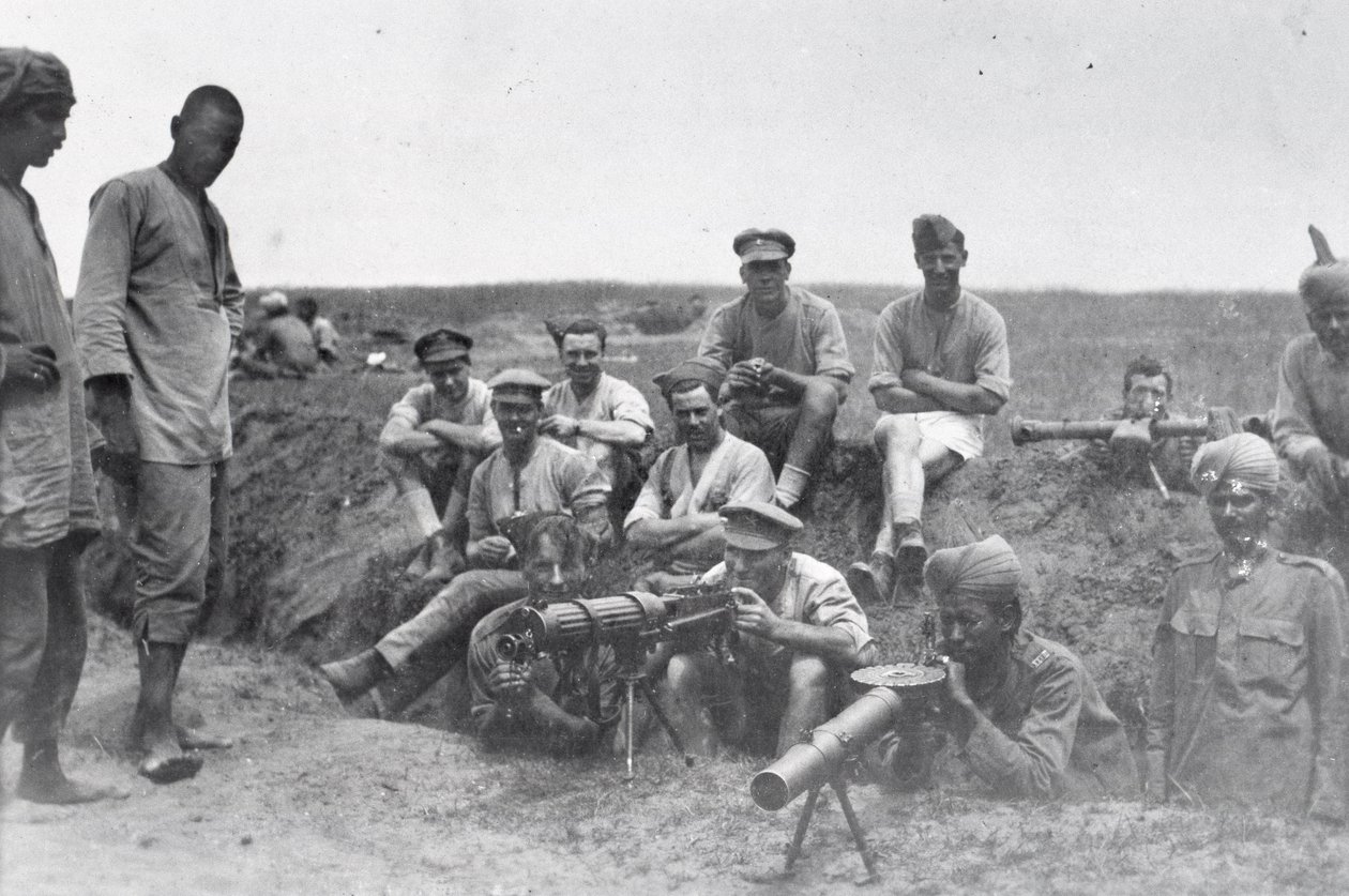 Posádky kulometů s kulometem Vickers, kulometem Lewis a dálkoměrem, Mezopotámie, 1. světová válka, od English Photographer