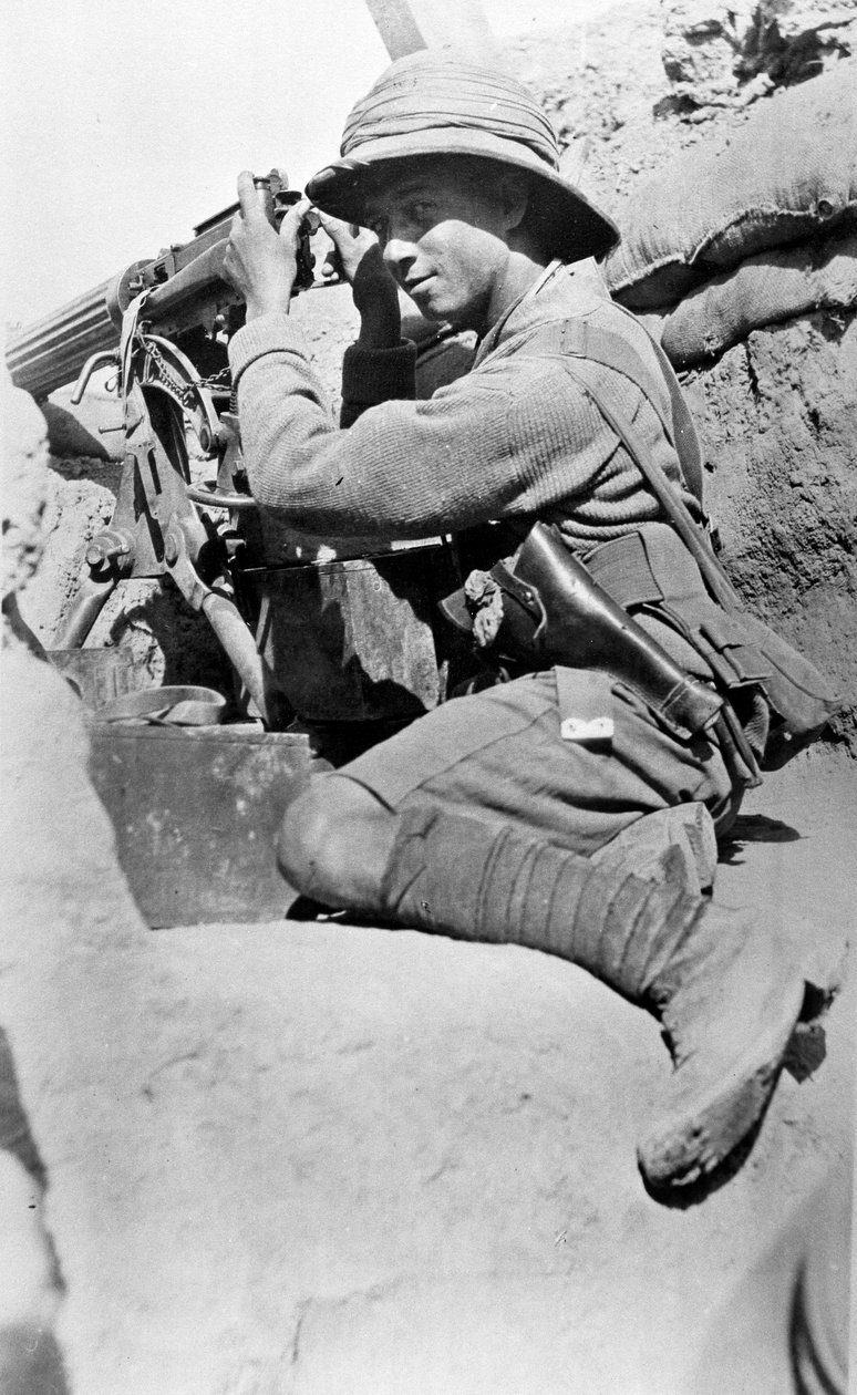 Kulometčík v zákopu, Sannayat, 1916 od English Photographer
