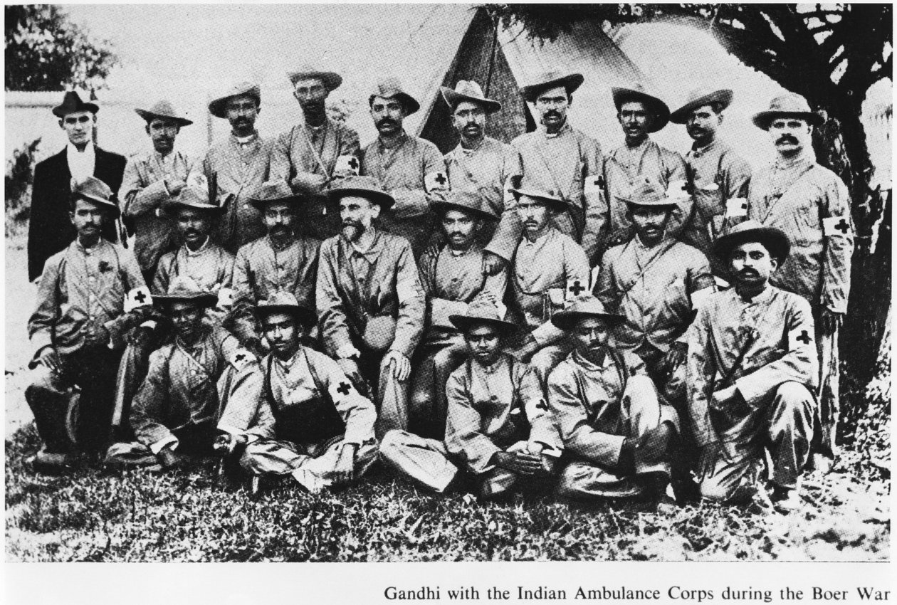 Mahátma Gándhí (1869-1948) s indickým sanitním sborem během búrské války, Jižní Afrika, 1899 od English Photographer