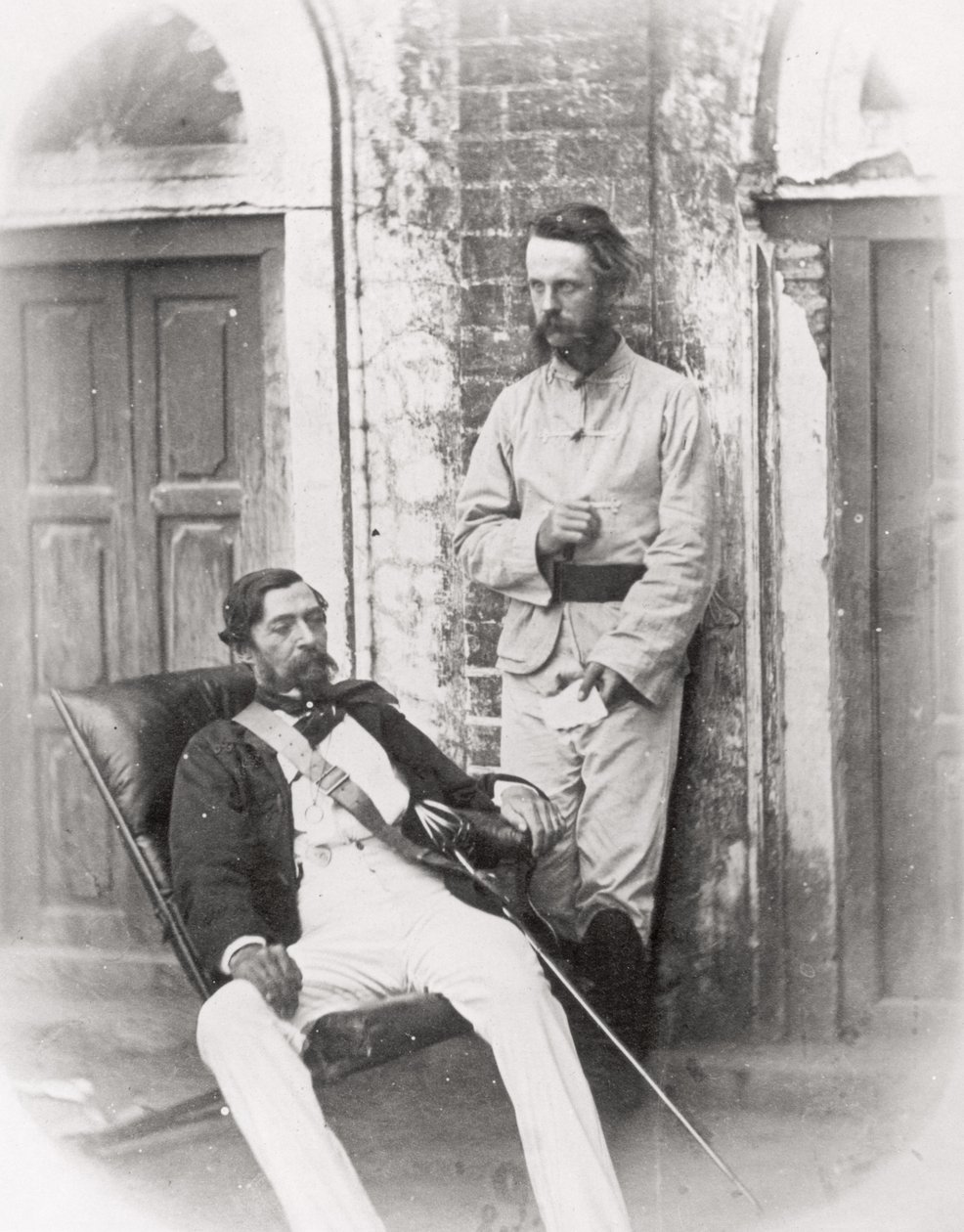Generálmajor Sir Robert Napier (1810-90) (sedící) a jeho ADC, major E.H. Greathead, Lucknow, 1857 od English Photographer