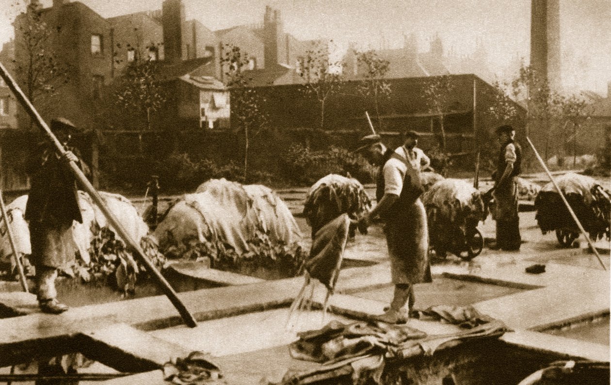 Výroba kůže na lipovém dvoře v Neckinger Mills (sépiová fotografie) od English Photographer