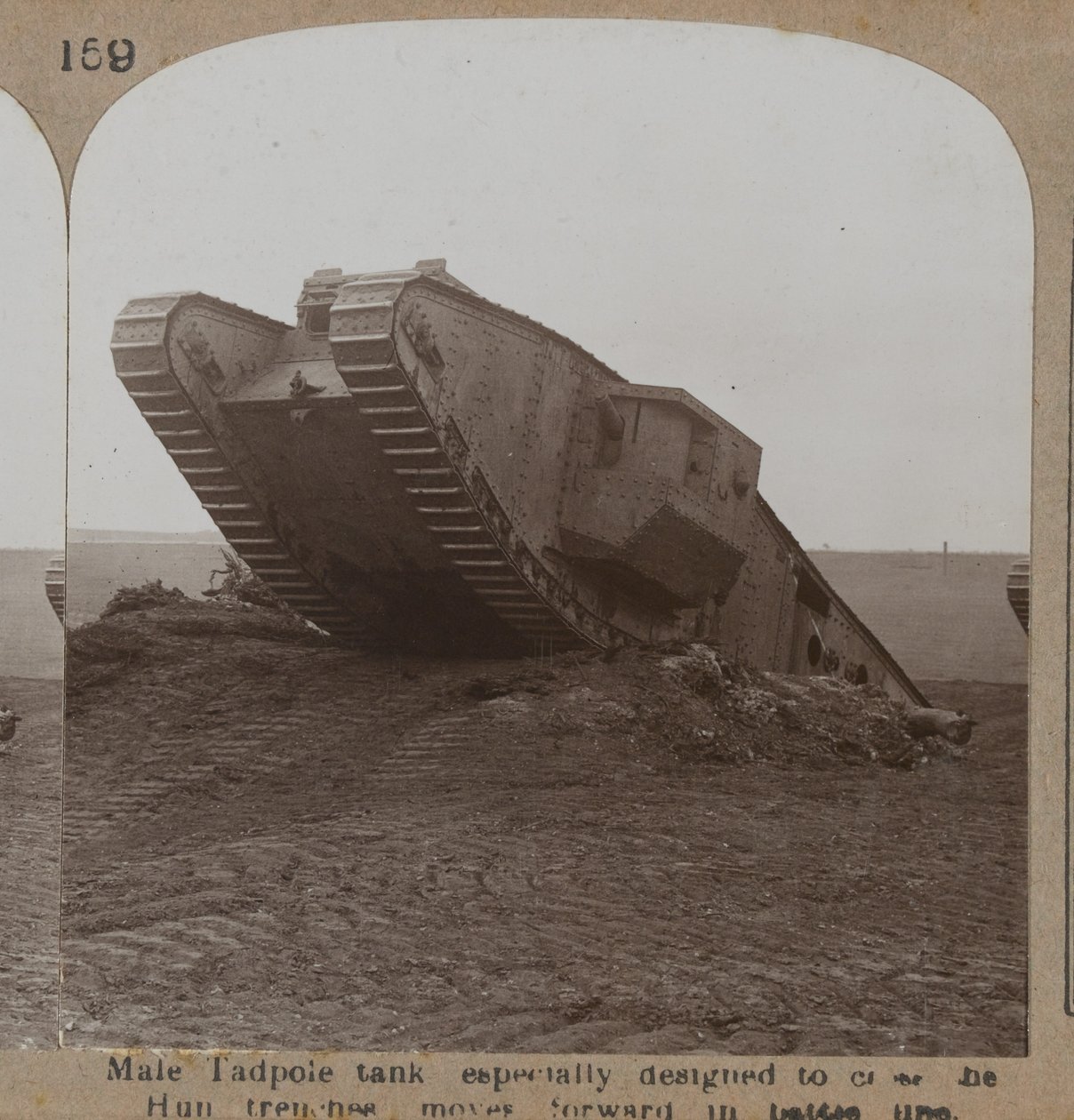 Mužský tank Tadpole speciálně navržený tak, aby překročil Hunské zákopy a pohybuje se vpřed v bitevní linii, 1914-18 od English Photographer
