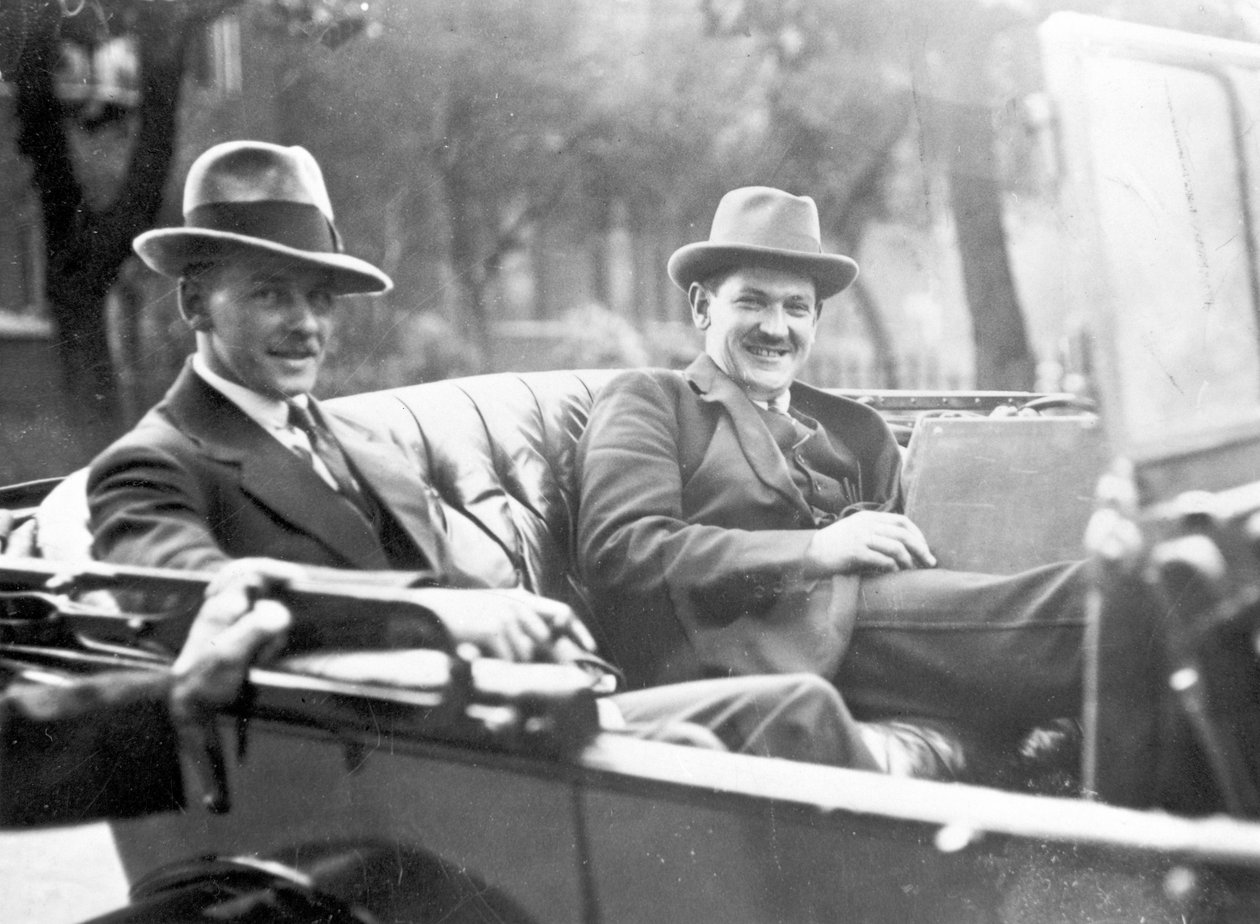 Michael Collins (1890-1922) s Emmetem Daltonem během jednání o smlouvě v Londýně, 1921 od English Photographer