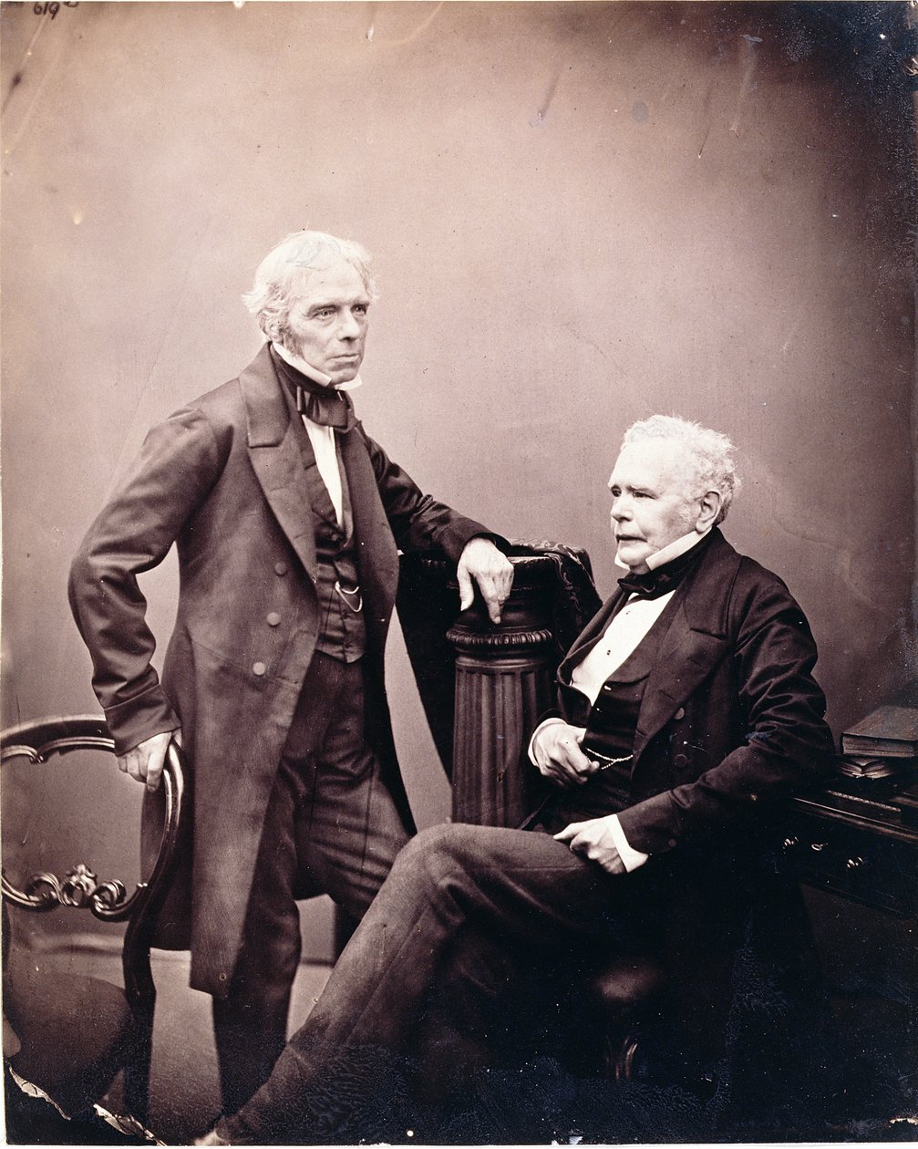 Michael Faraday (1791-1867) a William Thomas Brande (1788-1866) (sedící) 50. léta-polovina 60. let 19. století (tisk alba) od English Photographer