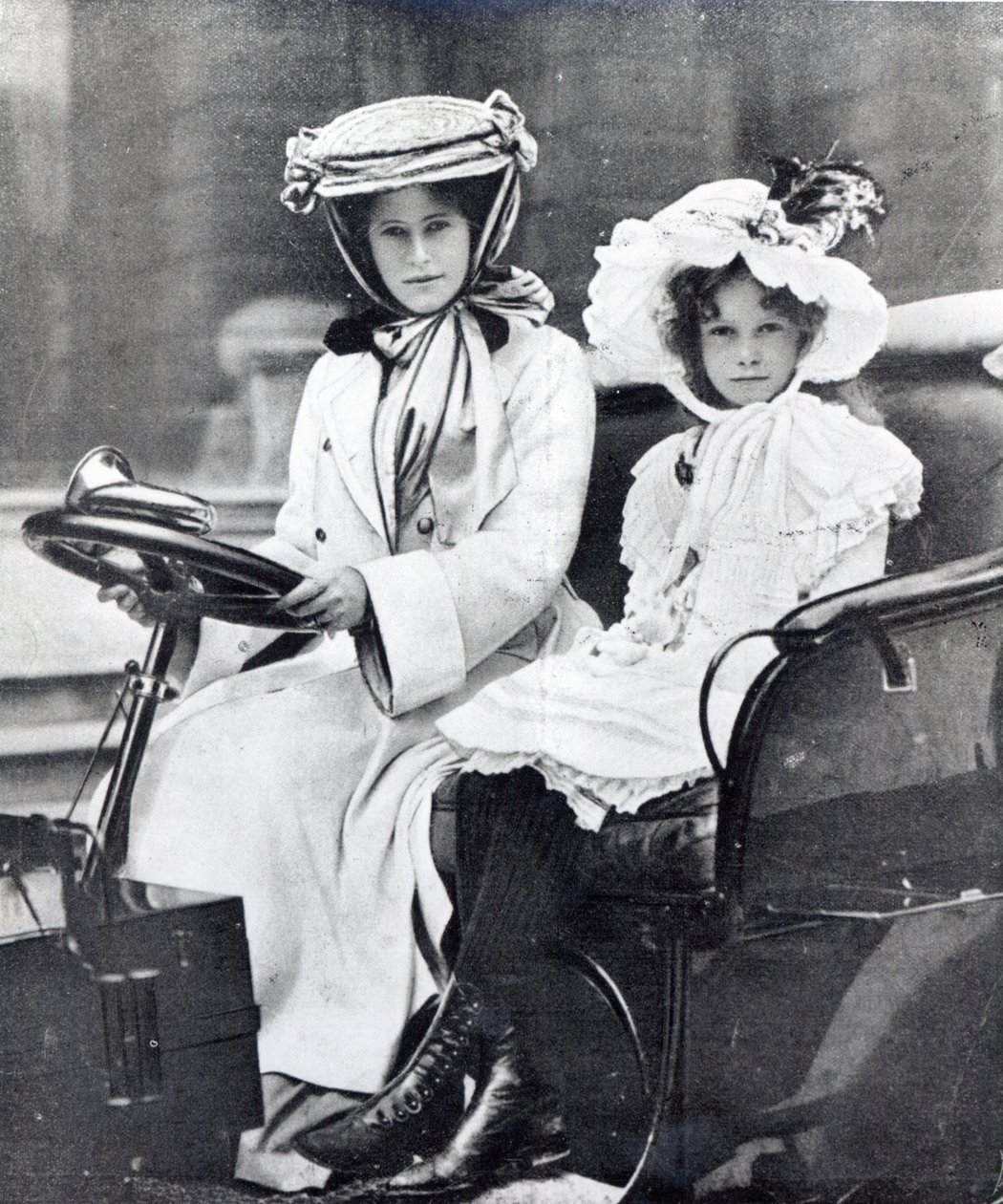 Millicent, vévodkyně ze Sutherlandu, a její dcera na první schůzi Dámského automobilového klubu, 1903 od English Photographer