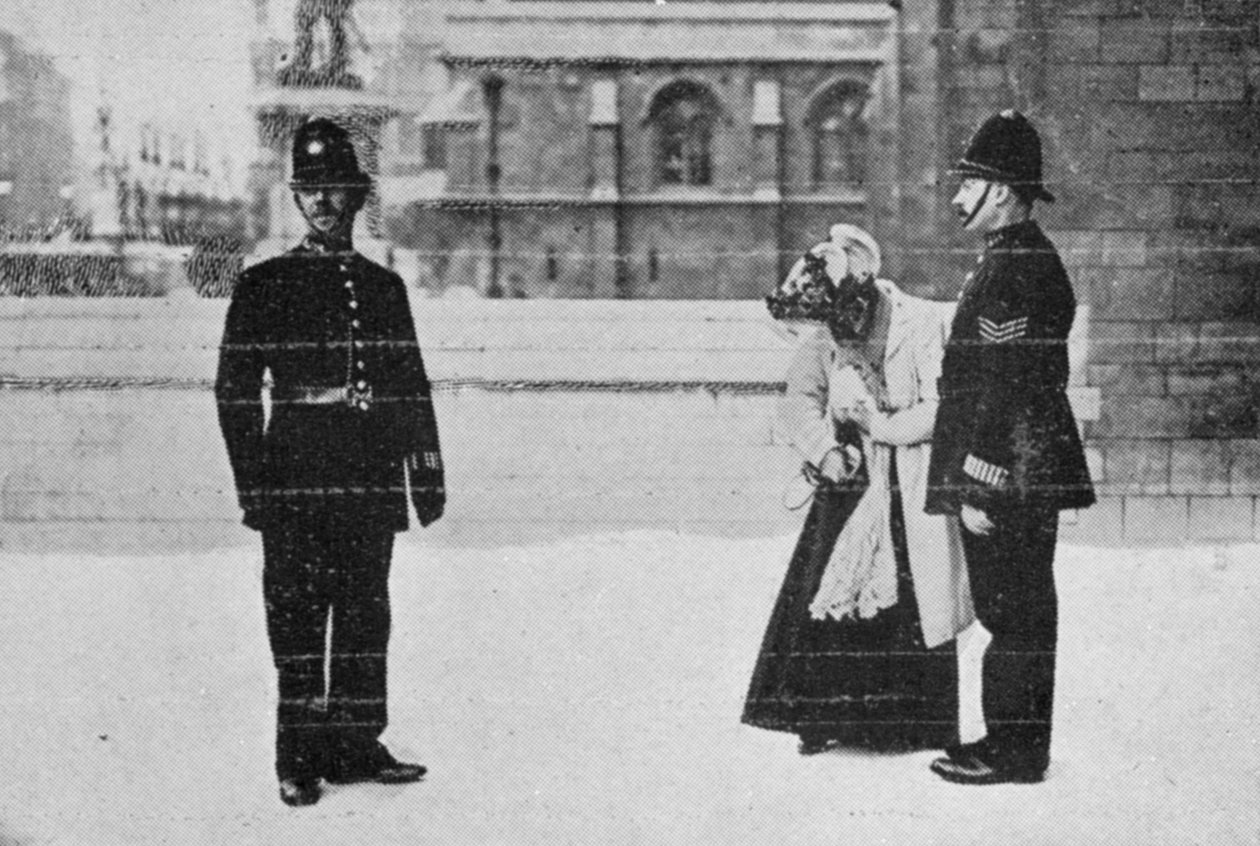 Slečna Billingtonová našla svou kartu z článku nazvaného The Reassembling of Parliament publikovaného v The Graphic, 27. října 1906 od English Photographer
