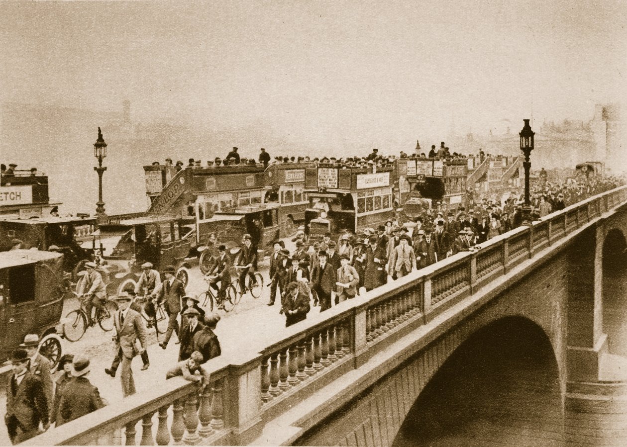 pondělní ráno dopravní špička na mostě London Bridge (sépiová fotografie) od English Photographer