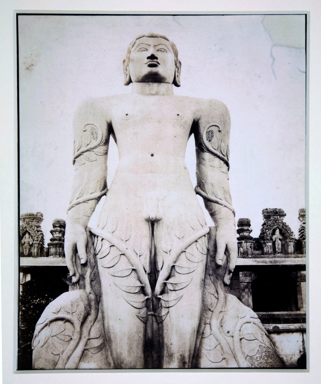 Monolitická socha Gommateshvary, Stravana Belgola, cca 1855 od English Photographer