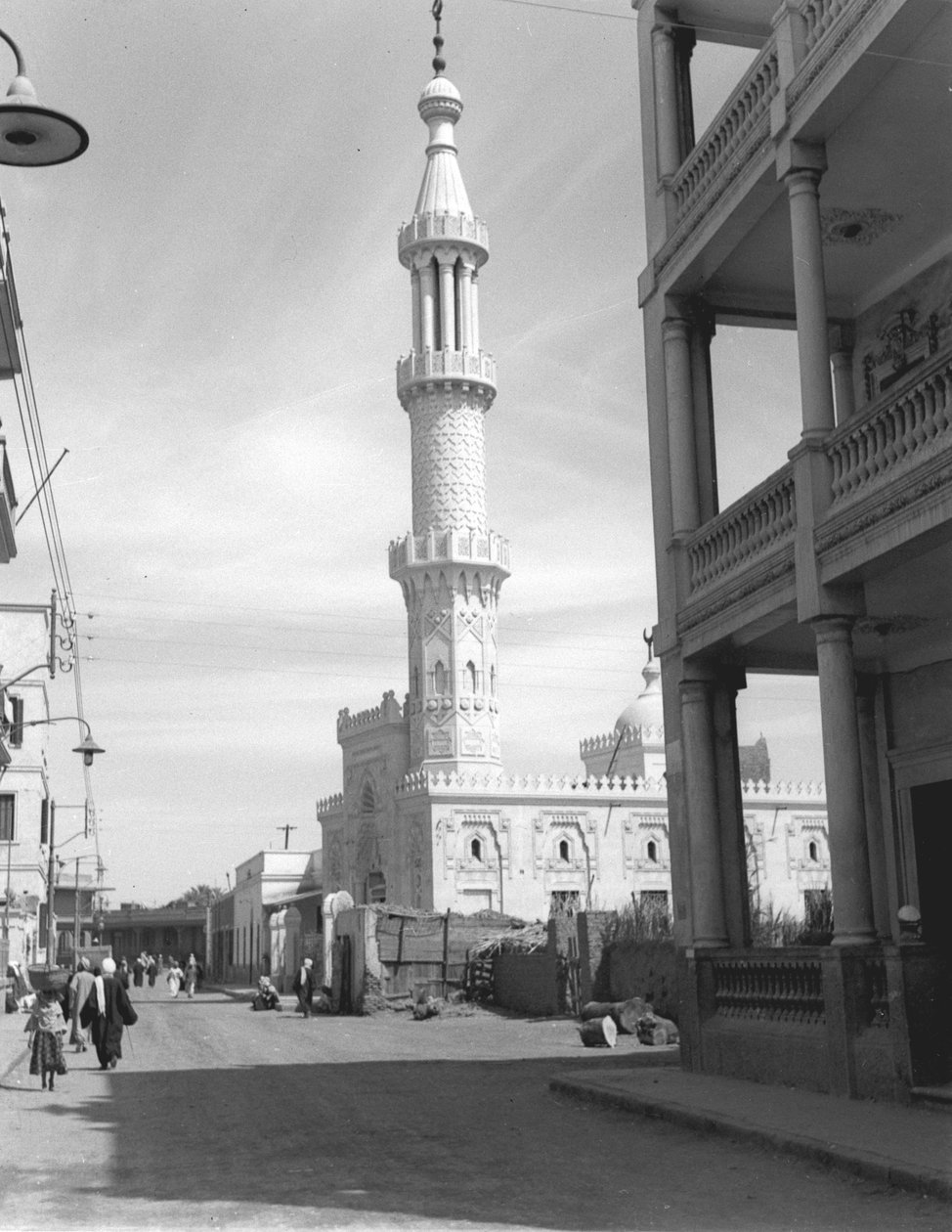 Mešita v moderním Luxoru, z alba obsahujícího 206 fotografií, které sestavil major W.H.J. Prodej, 1940-43 od English Photographer