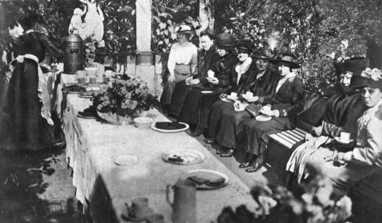 Den matek: Lady Byronová baví matky bojujících u čaje, z The Illustrated War News, 16. srpna 1916 od English Photographer
