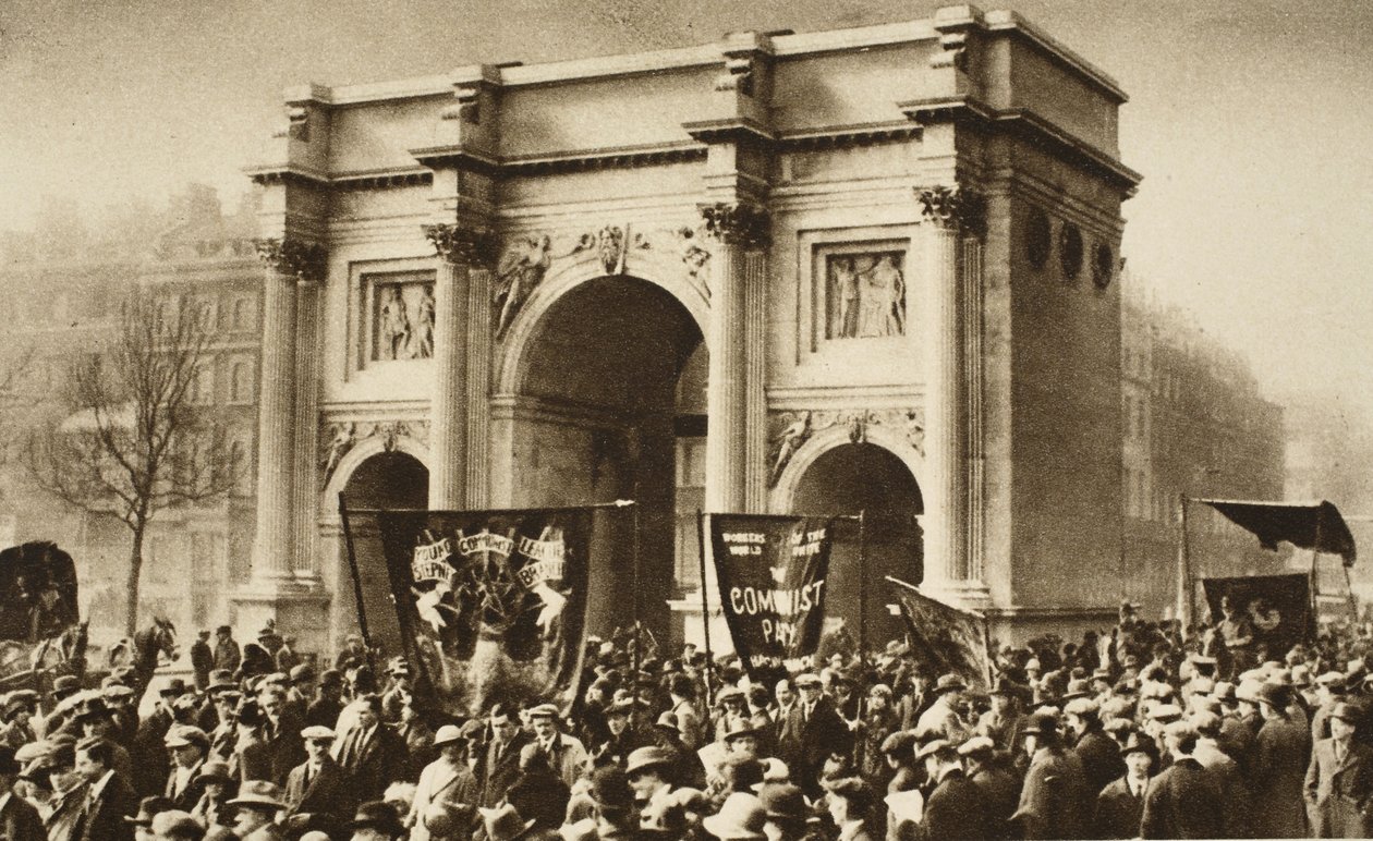 Jízdní policie doprovází průvod komunistů kolem Marble Arch (sépiová fotografie) od English Photographer