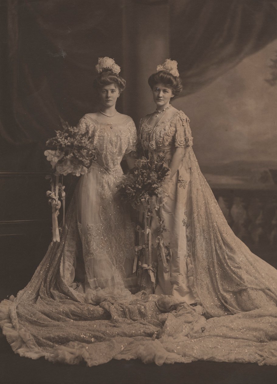 Paní Arthur Lee a slečna Faith Moore, americké sestry, v šatech pro prezentaci na dvoře Edwarda VII., kolem roku 1905 od English Photographer