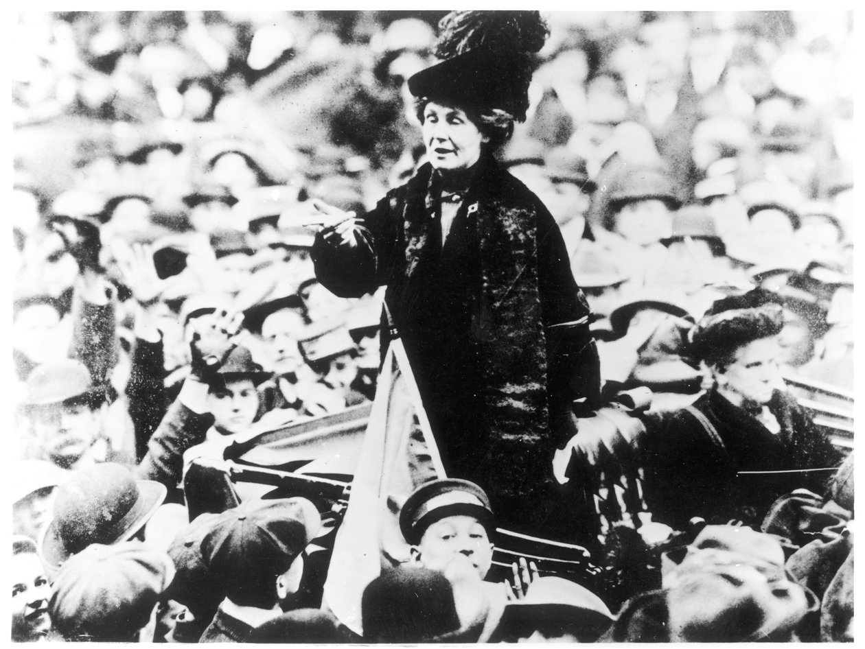 Paní Emmeline Pankhurst (1857-1928) oslovuje dav v New Yorku od English Photographer