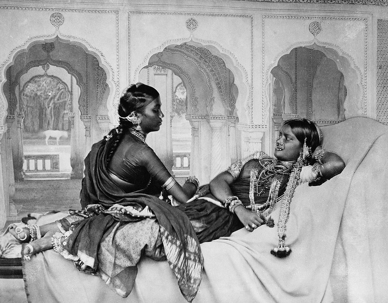 Nautch girls (tančící dívky), 90. léta 19. století od English Photographer