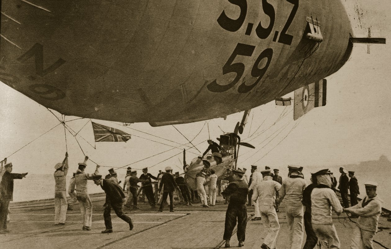 Námořní vzducholoď sestupuje do svého kotviště na zadní palubě H. M. S. Furious, 1914-19 od English Photographer