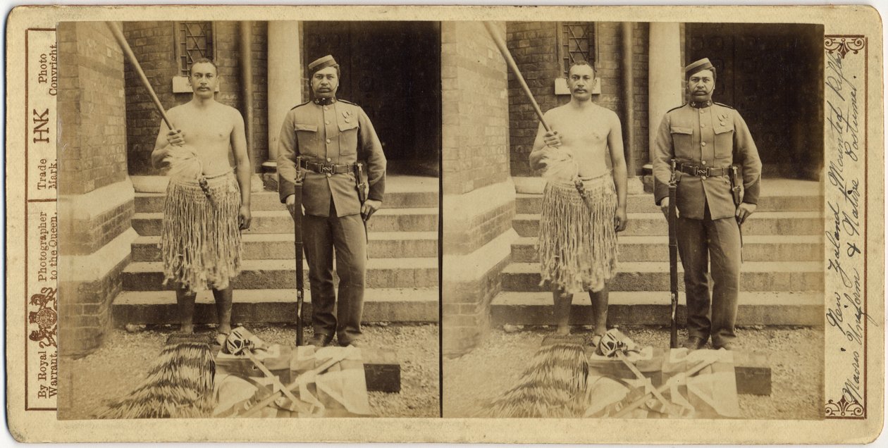 Novozélandské montované pušky. Maorská uniforma a domorodý kostým, 1897 (stříbrný želatinový tisk) od English Photographer